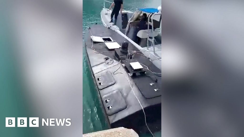 Yunanistan, İyonya Denizi'nde bulunan gizemli donanma insansız hava aracını inceliyor