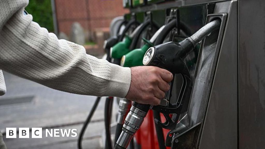 Petrol fiyatları, ABD ve İran'ın Hürmüz Boğazı'nda karşılıklı ateş açmasının ardından yükseldi